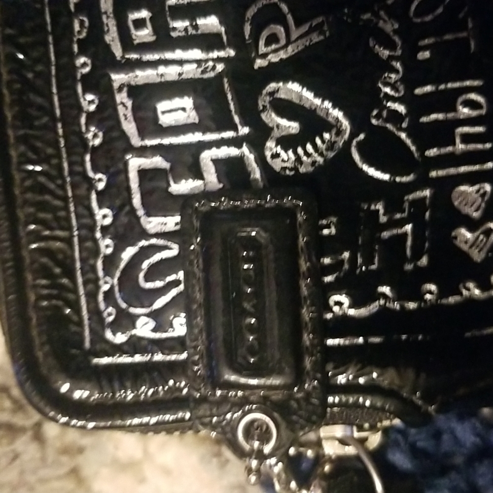 Coach poppy wristlet comes with black coach tag silver writing over black - Picture 3 of 7